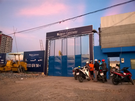 Cổng dự án nằm trên mặt tiền đường Xa lộ Hà Nội