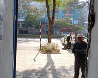 Chính Chủ cần bán đâtt có 3 tầng cũ Trung Tâm quận Long Biên dt 33 m2, mt 4.5m , vuông vắn trước sau, 3 mặt thoang , sau đúng một nhà ra mặt phố-3tyr x