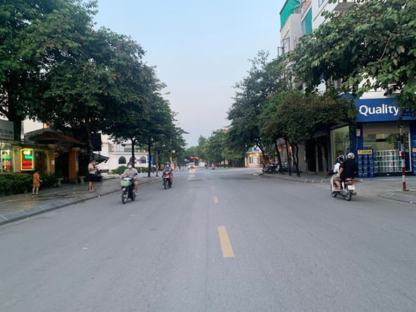 Cho thuê nhà 3 tầng DT: 130M2 ( DTSD 360m2 ) KĐT Việt Hưng, Long Biên.