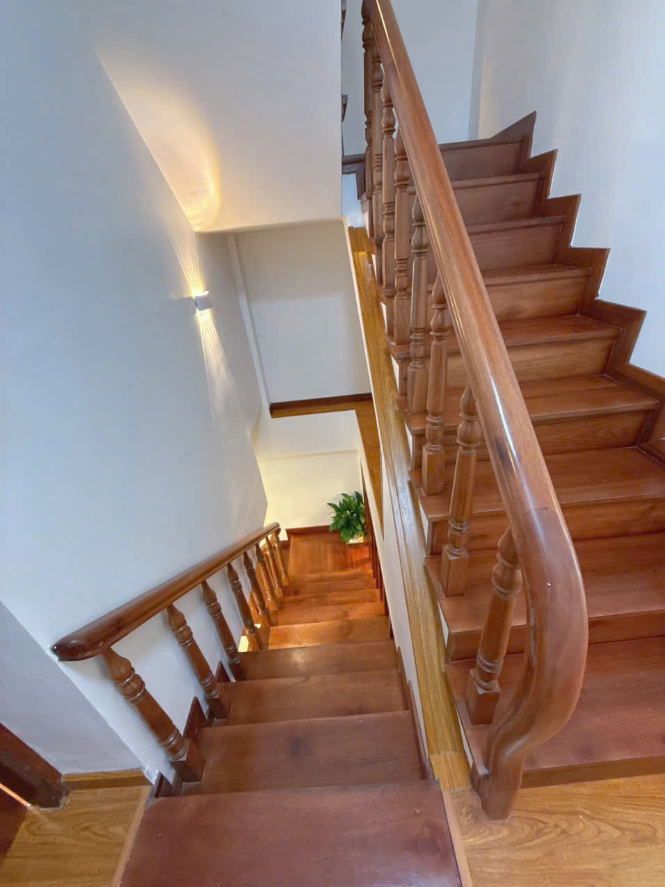 BÁN NHÀ PHỐ ĐẸP NỘI THẤT GỖ TỰ NHIÊN – ĐƯỜNG 6M SÂN ĐẬU Ô TÔ 7 CHỖ – NGAY CHỢ NGÔ QUYỀN, ĐÀ LẠT