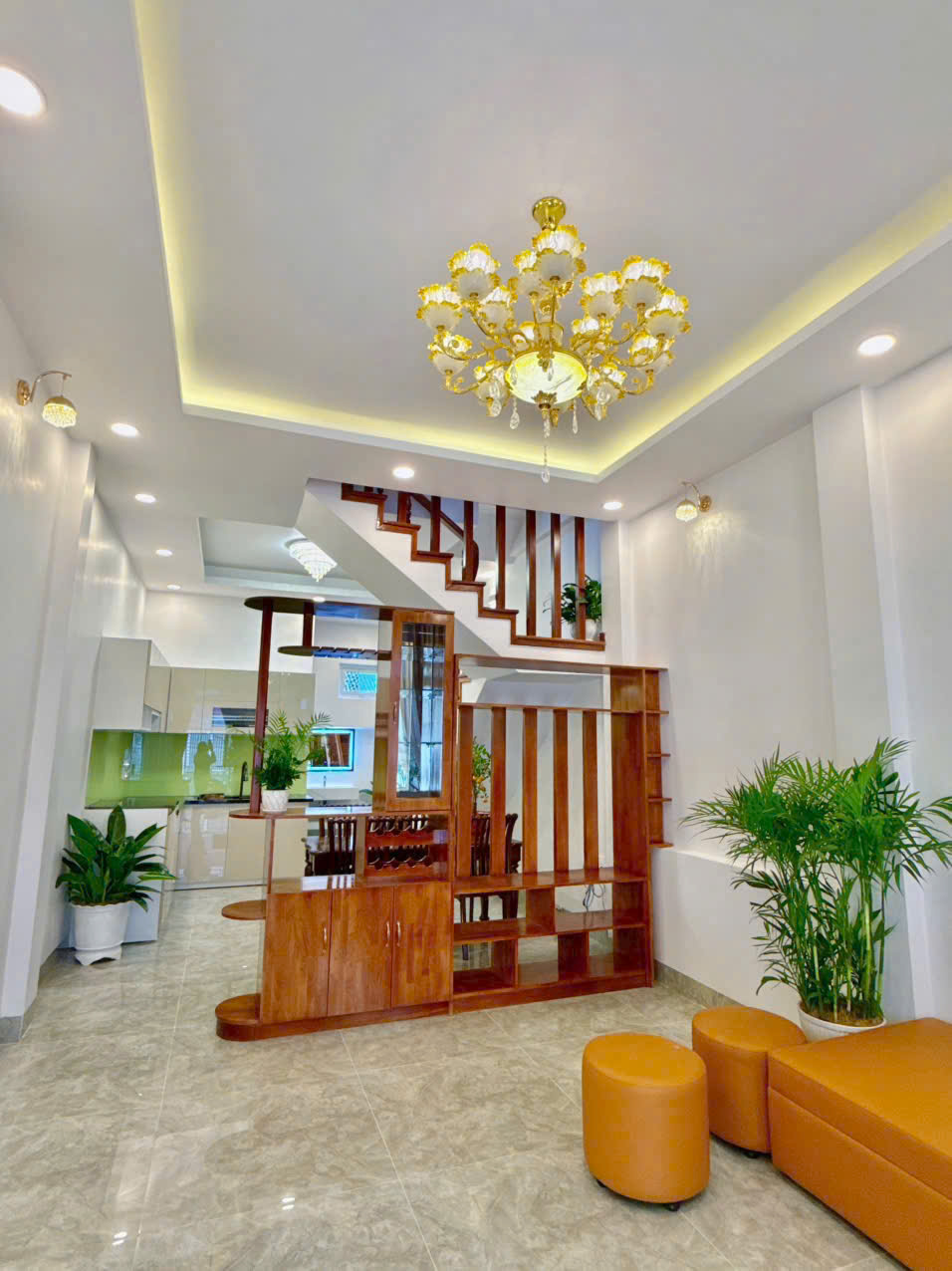 BÁN NHÀ PHỐ ĐẸP NỘI THẤT GỖ TỰ NHIÊN – ĐƯỜNG 6M SÂN ĐẬU Ô TÔ 7 CHỖ – NGAY CHỢ NGÔ QUYỀN, ĐÀ LẠT