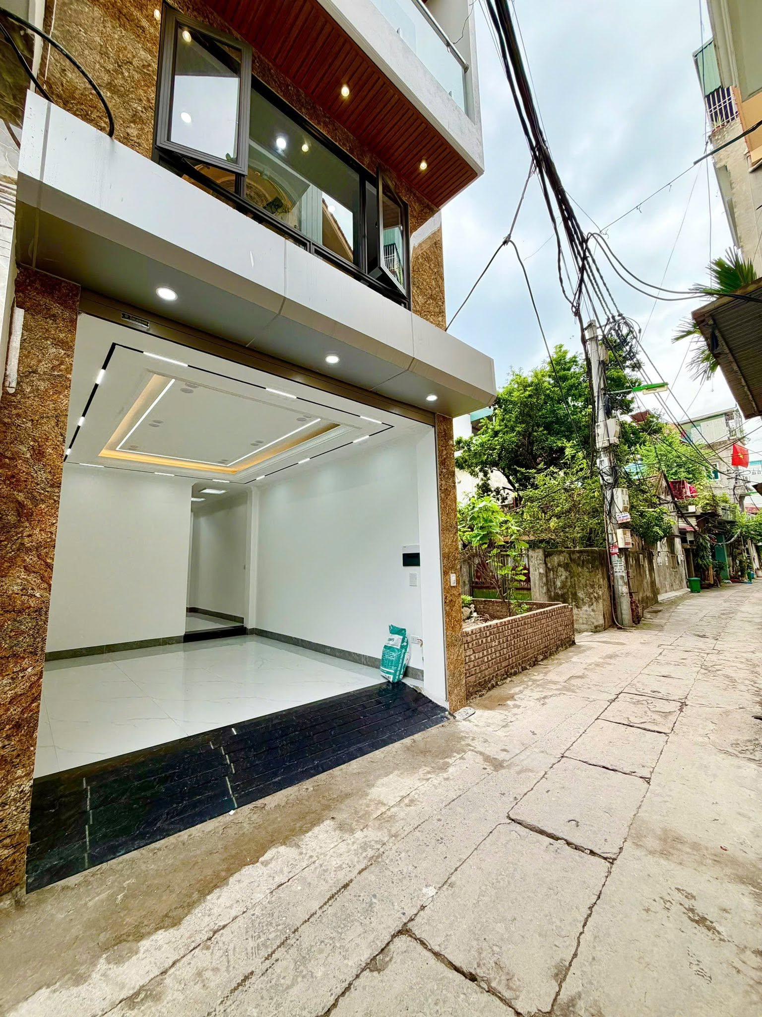 Tư Đình Long Biên 9 tỷ 55m ngõ ô tô,gần phố,sổ đỏ vuông cần bán nhanh