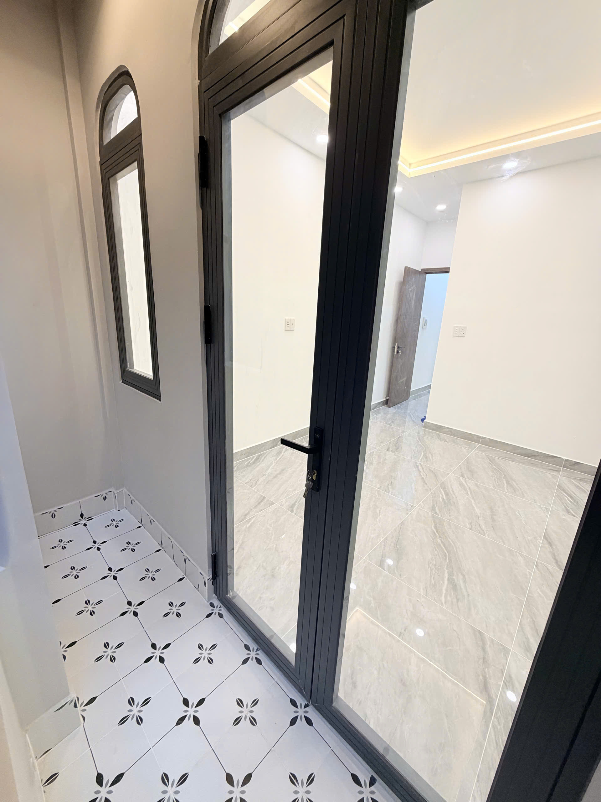 BÁN NHÀ sát mặt tiền Hoàng Diệu Q4
XÂY MỚI ĐÚC BÊ TÔNG 4 TẤM