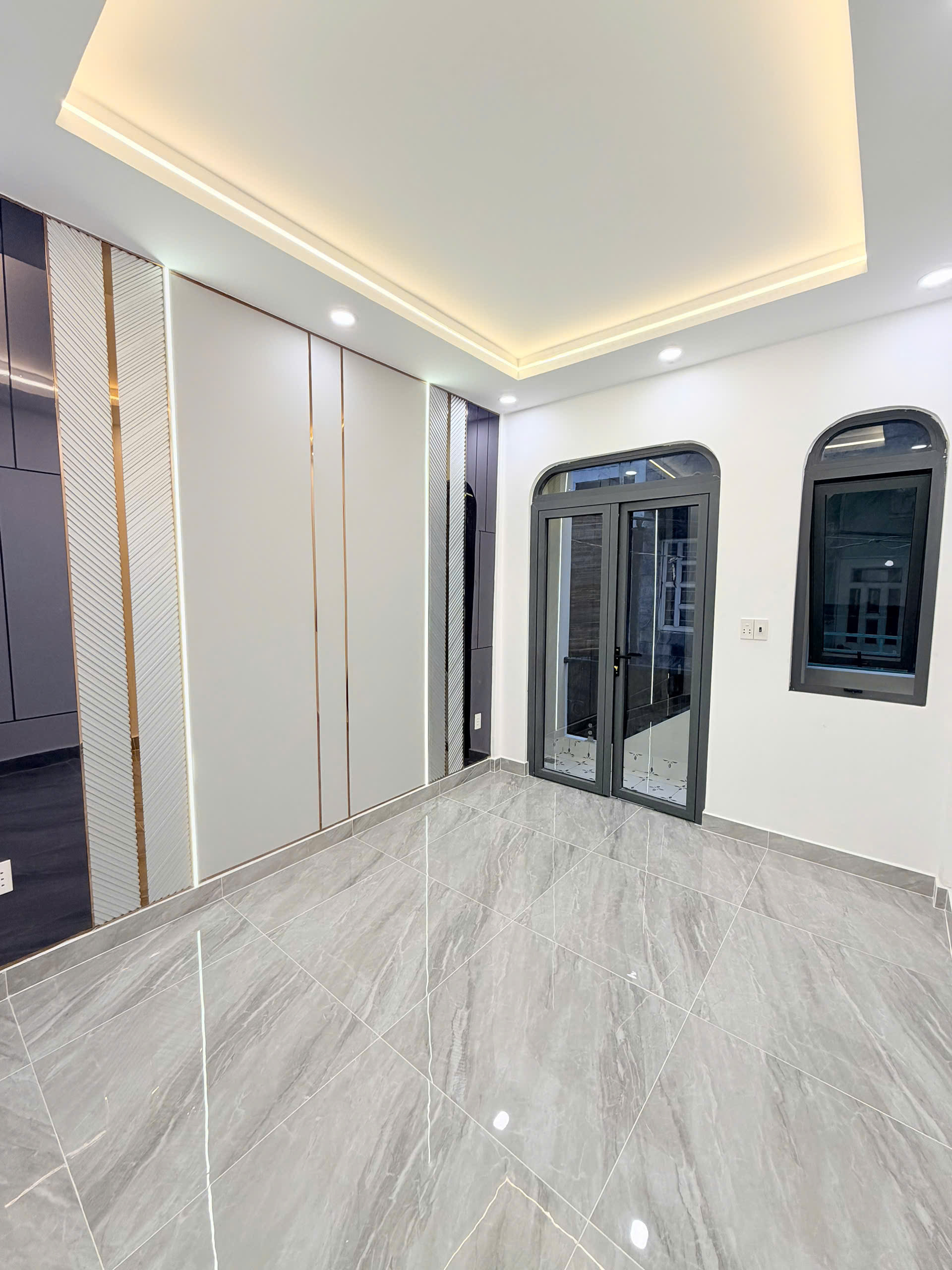 BÁN NHÀ sát mặt tiền Hoàng Diệu Q4
XÂY MỚI ĐÚC BÊ TÔNG 4 TẤM