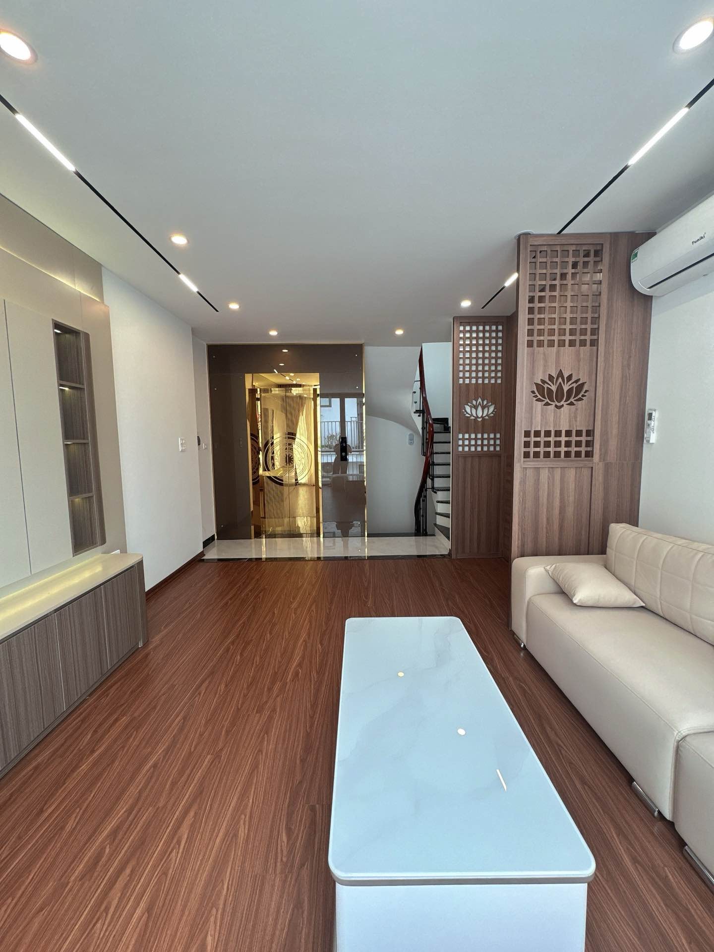 BÁN NHÀ VIỆT HƯNG 35M2- 7 TẦNG MỚI THANG MÁY- Ô TÔ TRÁNH ĐỖ- 13.x Tỷ