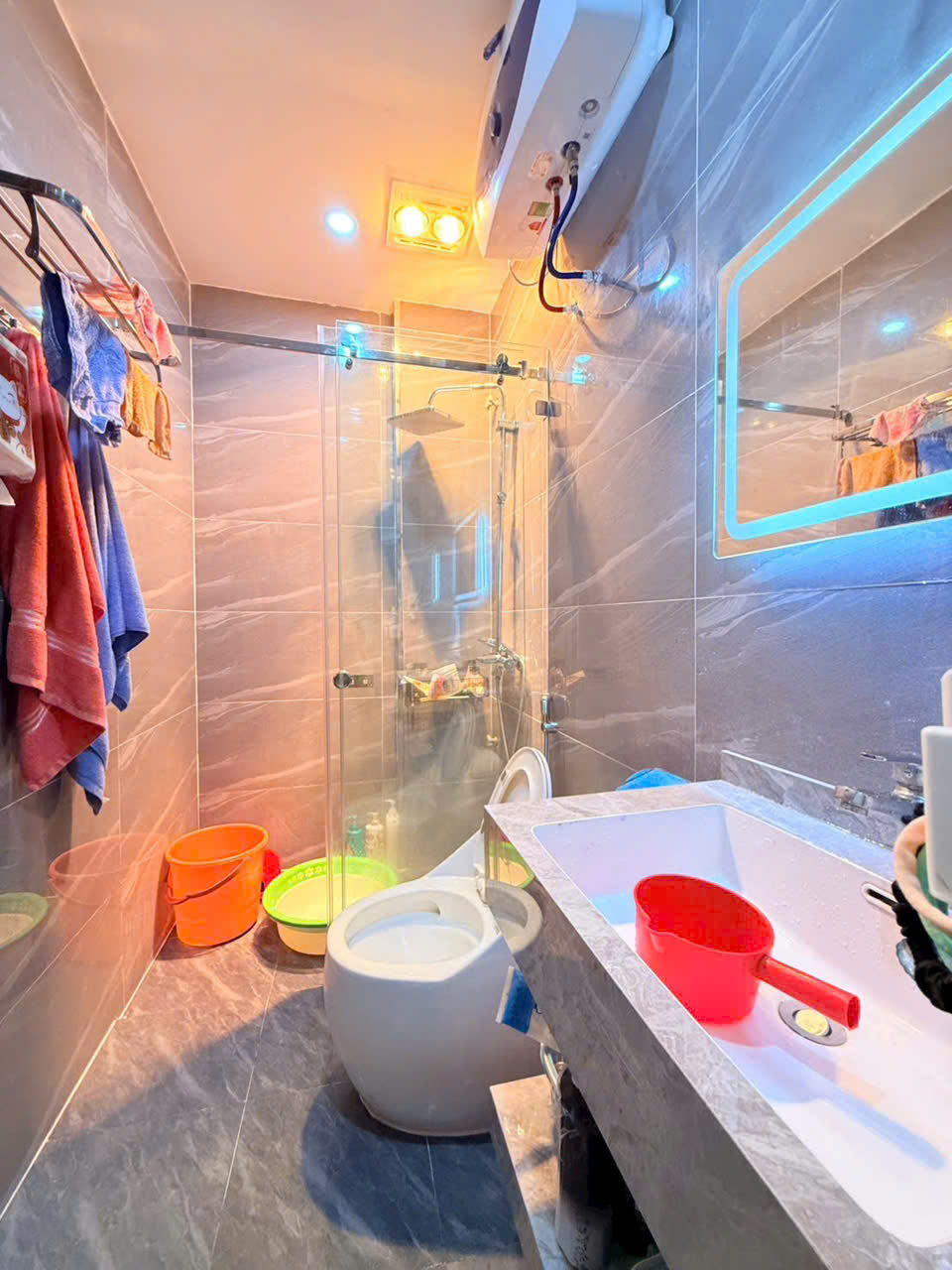 5,45 TỶ – NHÀ 2 MẶT NGÕ SÁT MẶT ĐƯỜNG CHỢ HÀNG – Ô TÔ QUA LẠI