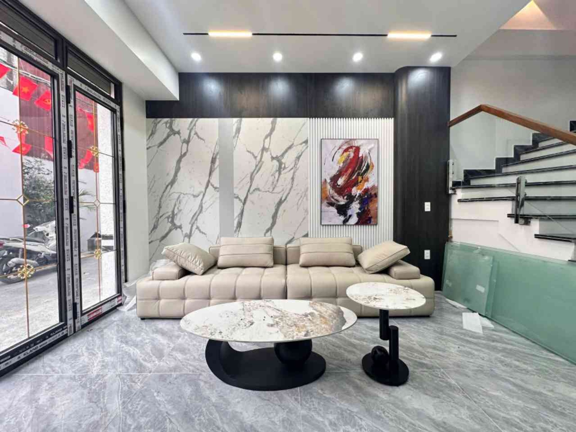Nhà đẹp Chợ Hàng, ô tô đỗ cửa, bãi đỗ xe ngay trước nhà.