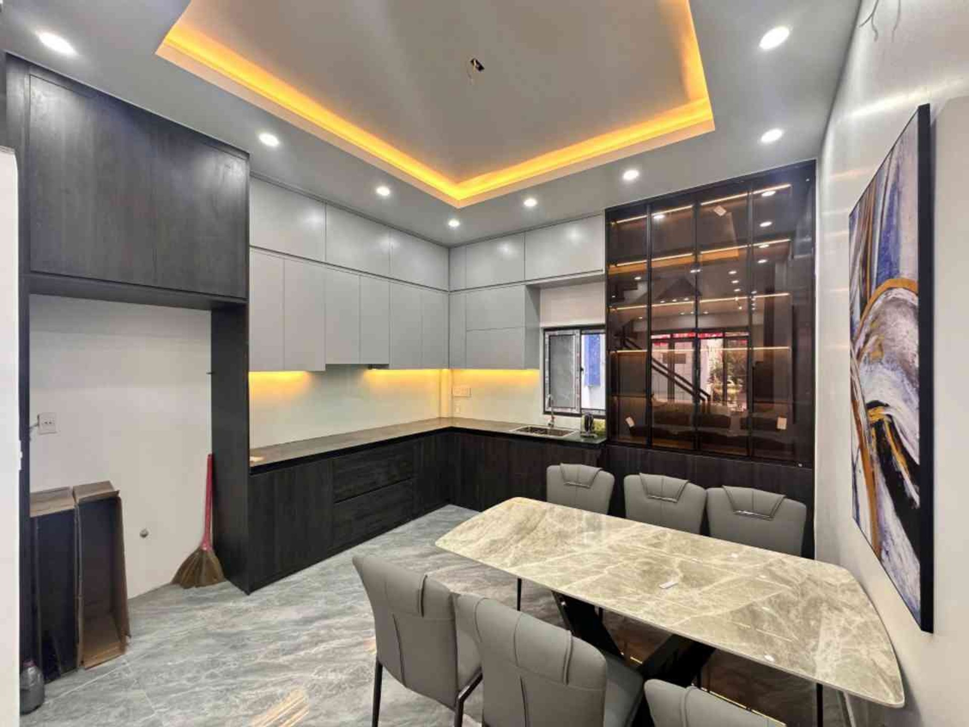 Nhà đẹp Chợ Hàng, ô tô đỗ cửa, bãi đỗ xe ngay trước nhà.