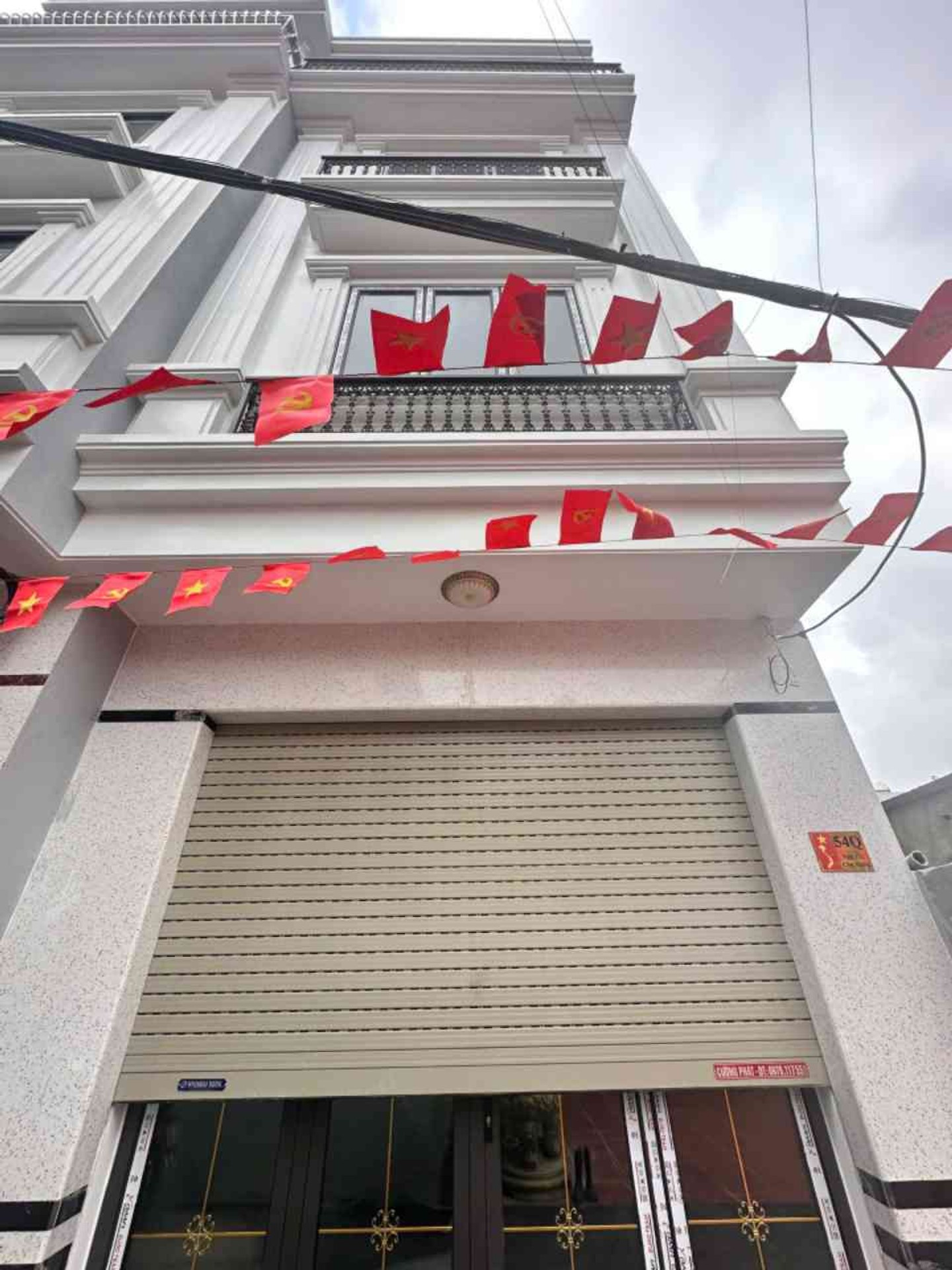Nhà đẹp Chợ Hàng, ô tô đỗ cửa, bãi đỗ xe ngay trước nhà.