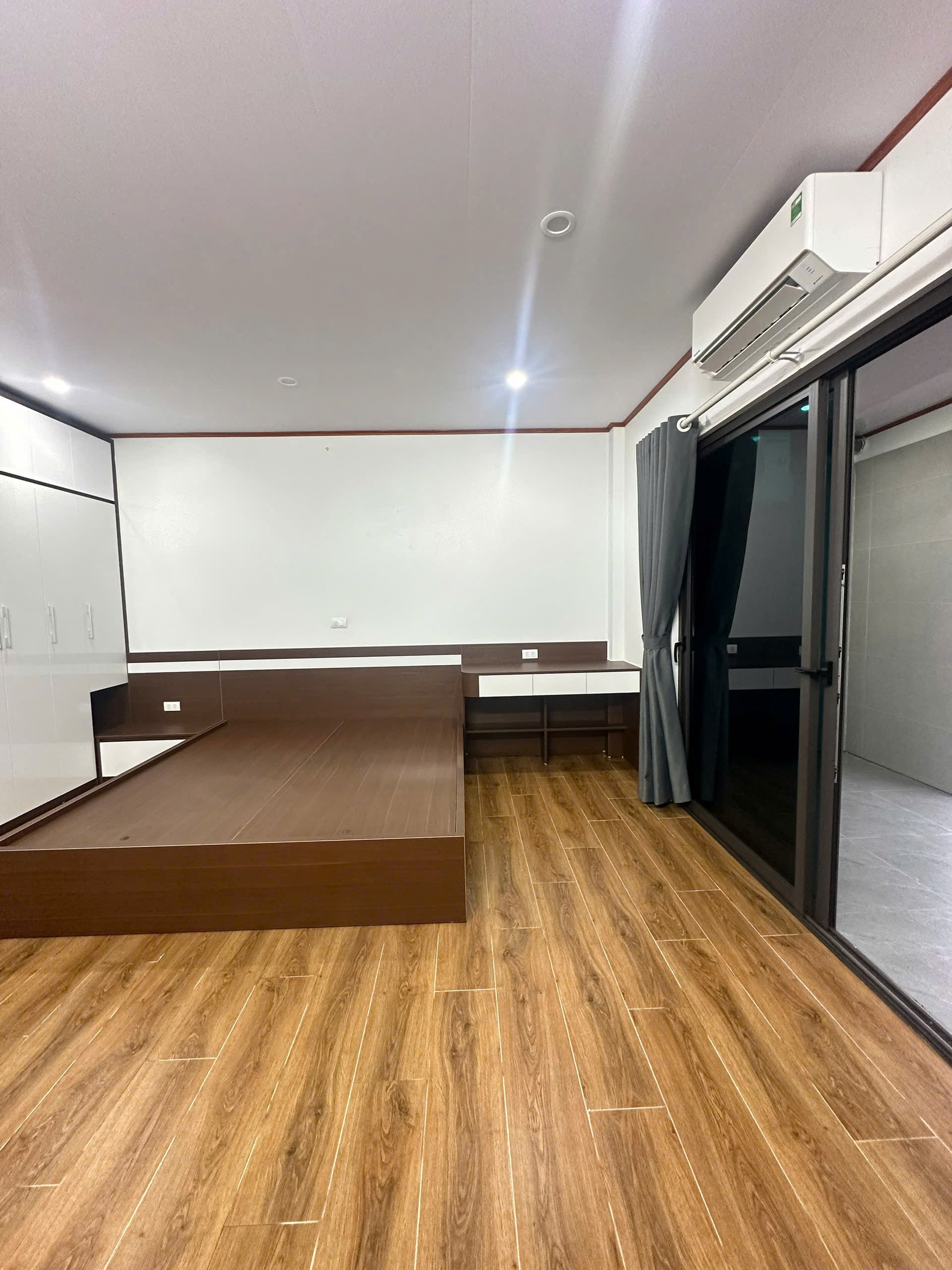 Bán nhà đẹp Hồng Tiến- Oto đỗ cổng-36m 5 tầng- full NT hơn 8 tỷ(TL)