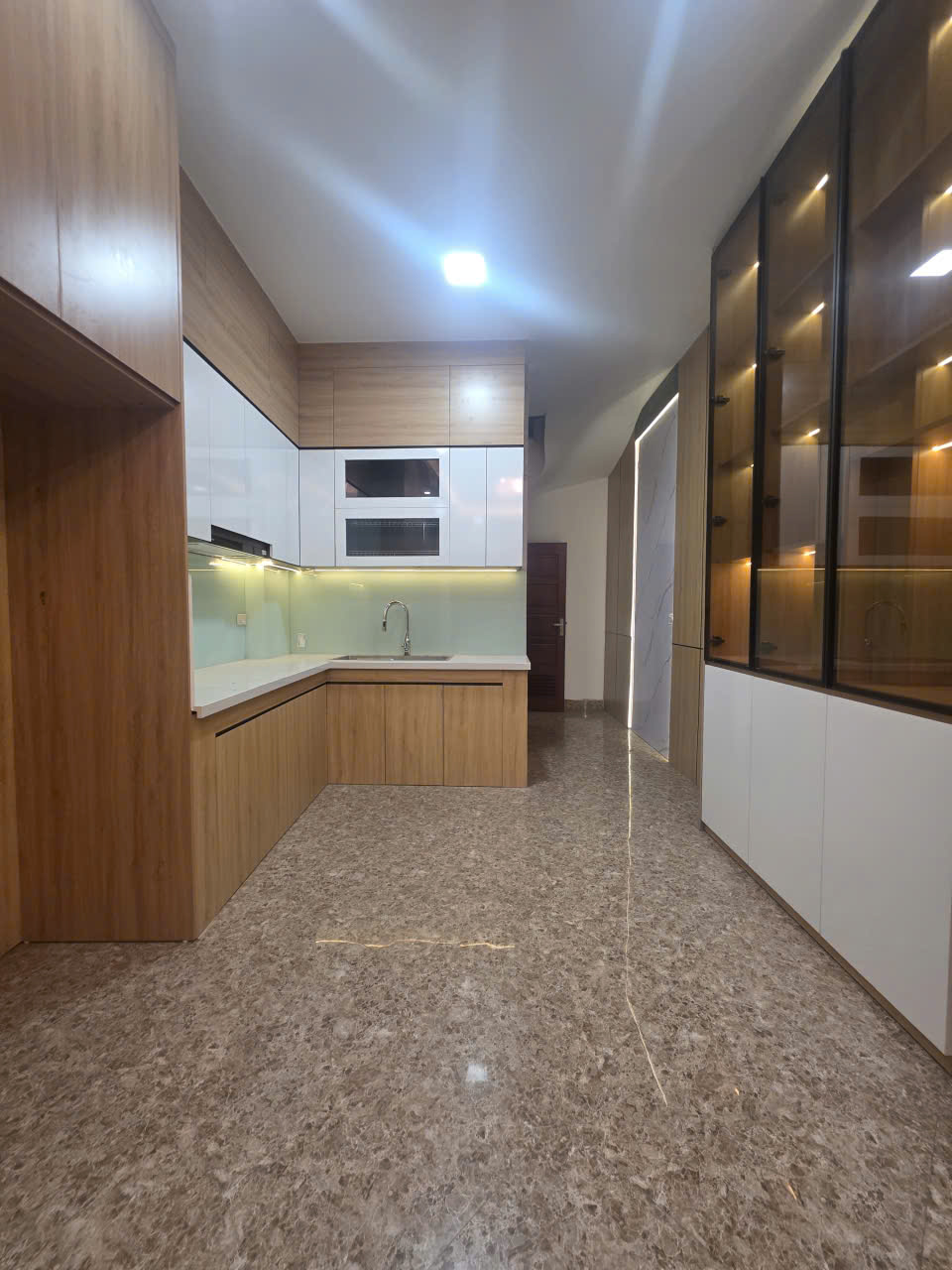Bán nhà đẹp Hồng Tiến- Oto đỗ cổng-36m 5 tầng- full NT hơn 8 tỷ(TL)