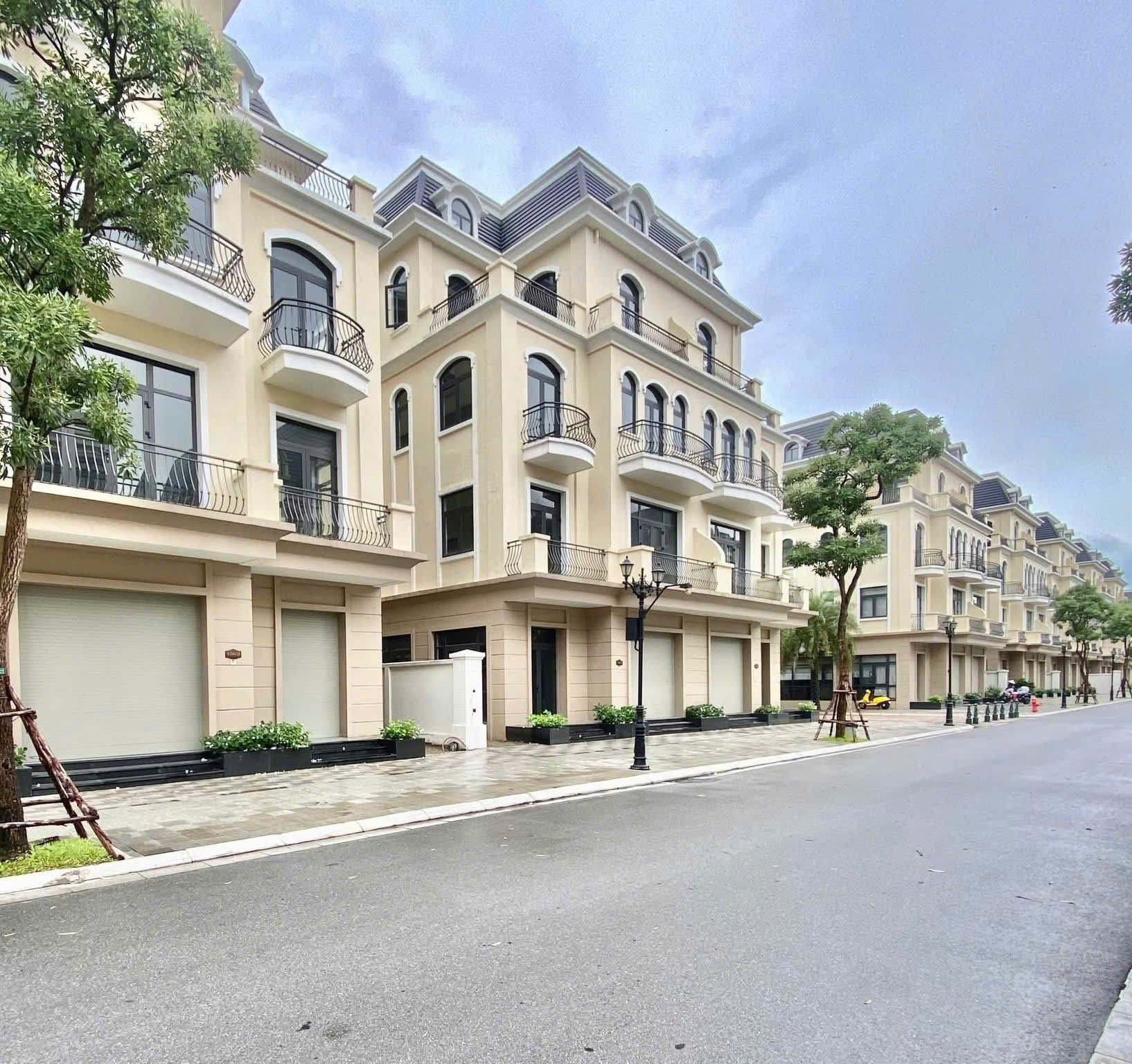 NHỈNH 20.x TỶ HÀNG GỐC CHỦ ĐẦU TƯ - BIỆT THỰ SONG LẬP KINH ĐÔ 150m² – Giá SIÊU RẺ - SỔ ĐỎ VĨNH VIỄN - GẦN VINCOM - GẦN QUẢNG TRƯỜNG KINH ĐÔ ÁNH SÁNG