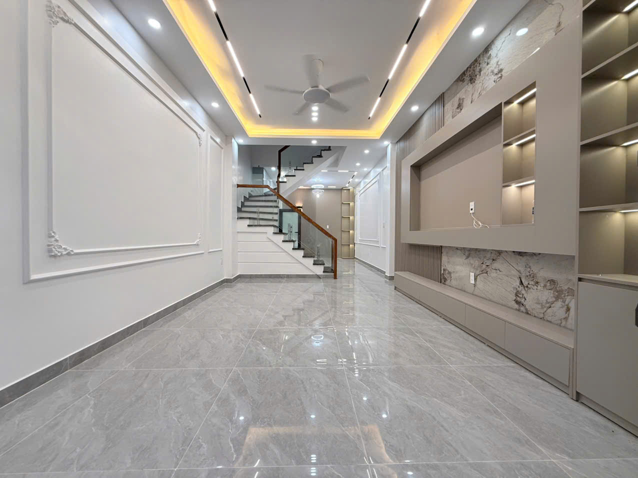 ACHỈ 4,25 TỶ SỞ HỮU NHÀ MỚI TINH TRUNG TÂM HỒ SEN

Diện tích 55m², thiết kế hiện đại, công năng đầy đủ: