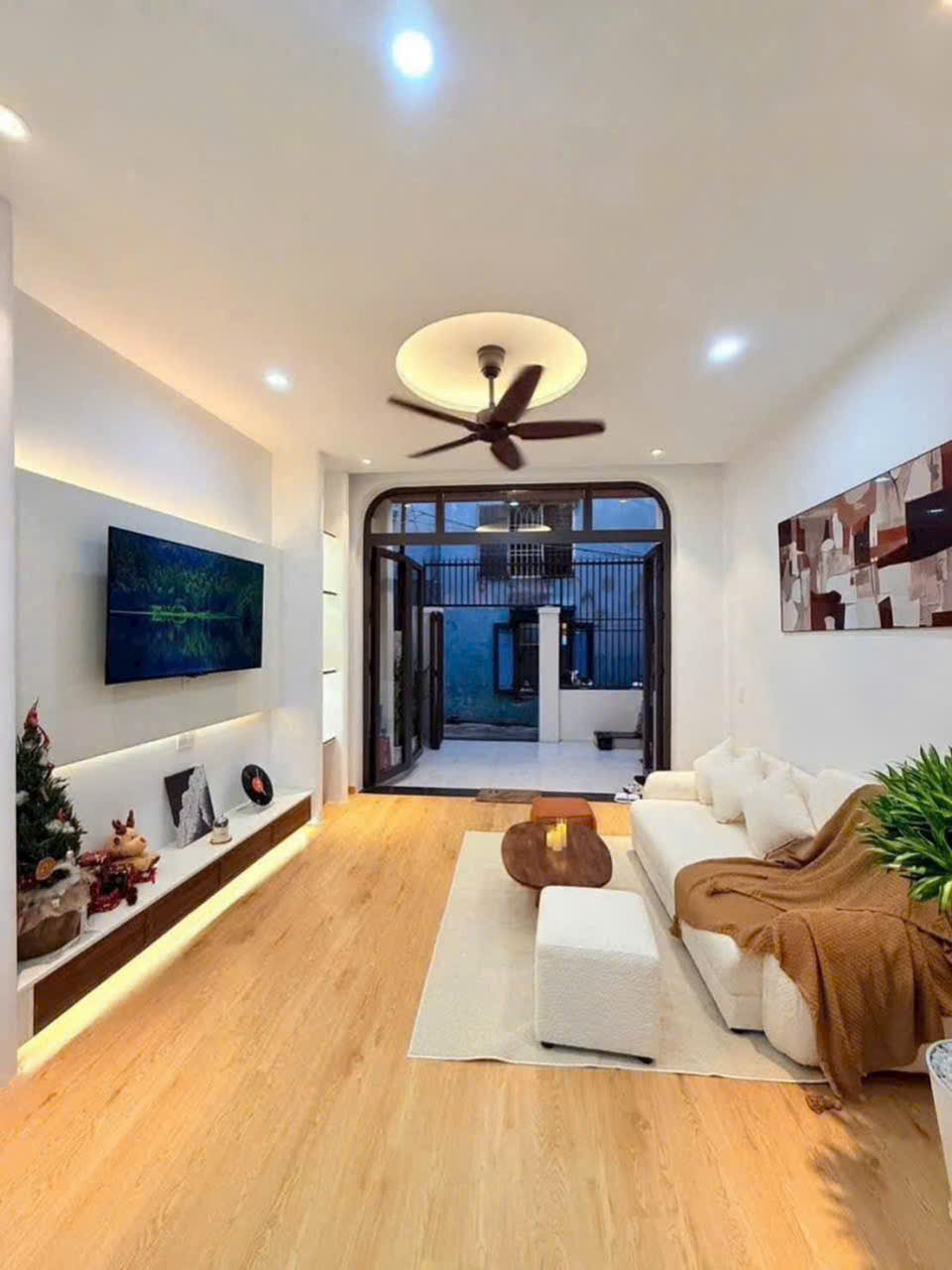 Bán nhà đẹp Nguyễn Văn Cừ -Lô góc- Oto- sát phố- 84m 5 tâng full Nội thất hơn 23 tỷ(TL)