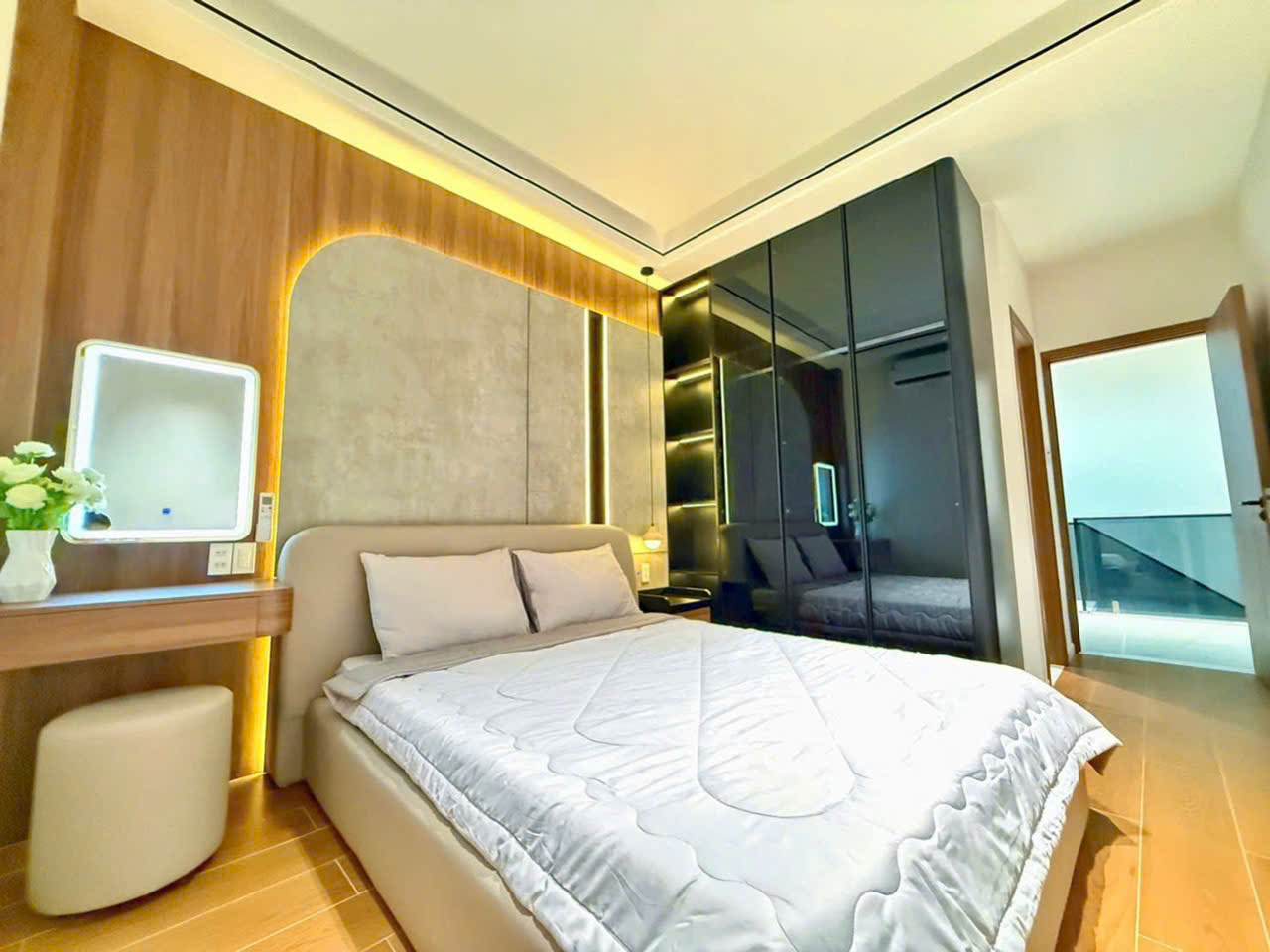 Bán nhà đẹp Nguyễn Văn Cừ -Lô góc- Oto- sát phố- 84m 5 tâng full Nội thất hơn 23 tỷ(TL)