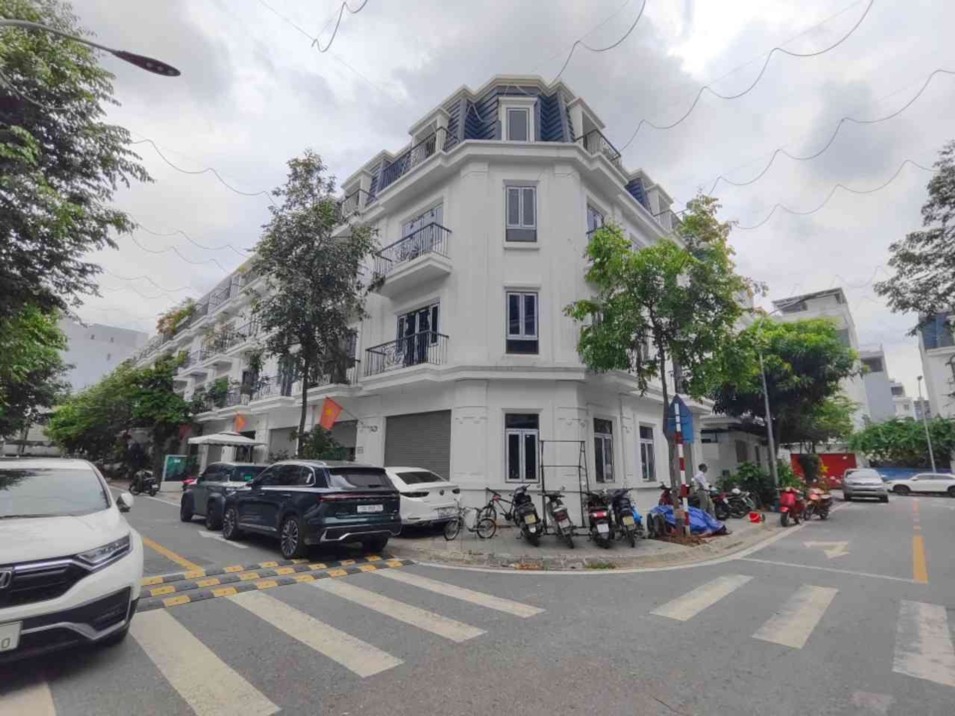 Bán nhà lô góc khu Việt Pháp, 4 tầng xây thô, đã hoàn thiện mặt ngoài.