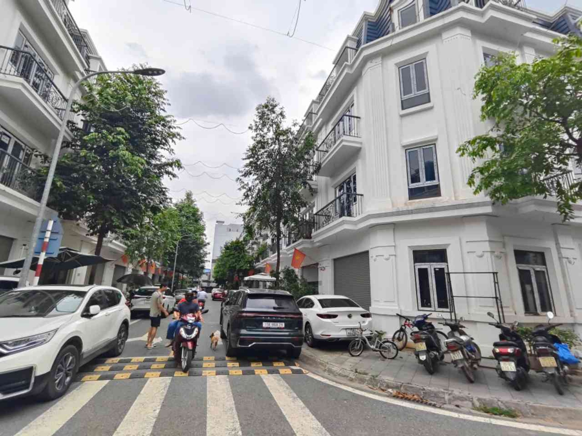 Bán nhà lô góc khu Việt Pháp, 4 tầng xây thô, đã hoàn thiện mặt ngoài.