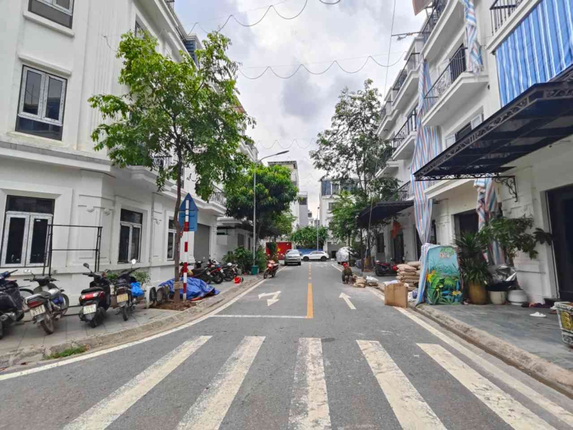 Bán nhà lô góc khu Việt Pháp, 4 tầng xây thô, đã hoàn thiện mặt ngoài.