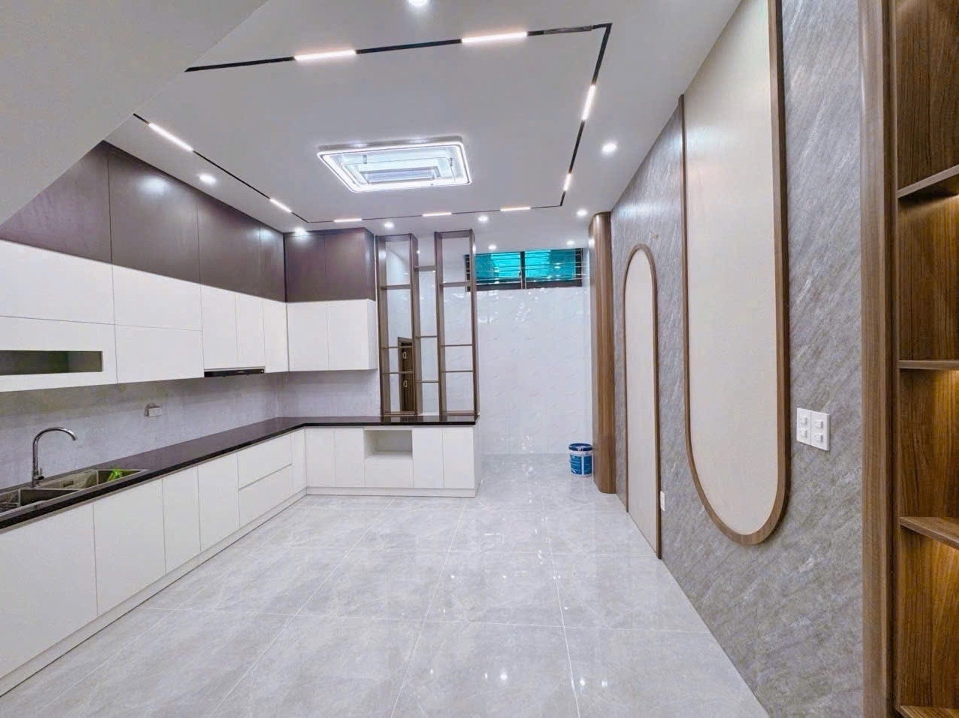 Siêu phẩm phố Khúc Thừa Dụ, nhà cách mặt đường chỉ 30m.