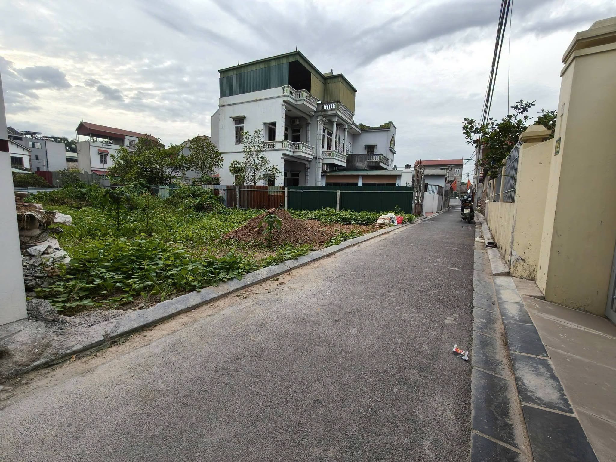 Sau lưng đấu giá, chia hai lô, 216m2, mt12m, 13.9 tỷ, Bắc Hồng, Đông Anh, ô tô, thông.