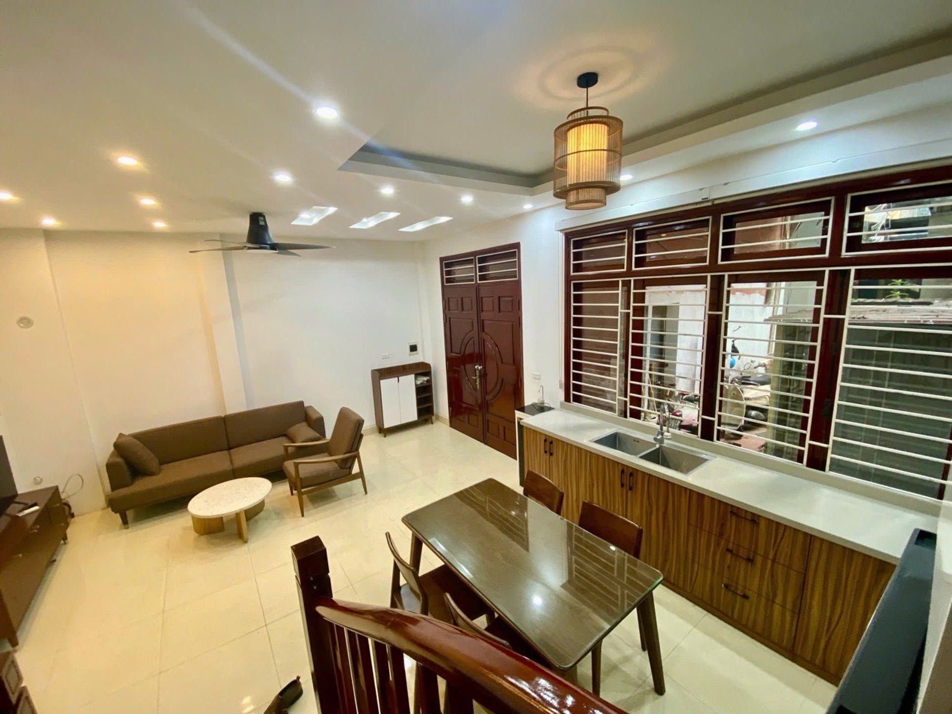 BỒ ĐỀ ,HỒNG TIẾN-NHÀ ĐẸP .VIEW HỒ -4 TẦNG MT:6,7M -NHỈNH 9 TỎI - VỊ TRÍ TRUNG TÂM - Ô TÔ GẦN-THOÁNG SÁNG