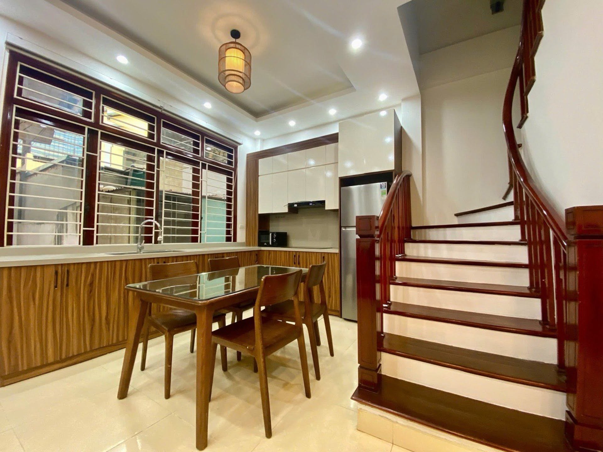 BỒ ĐỀ ,HỒNG TIẾN-NHÀ ĐẸP .VIEW HỒ -4 TẦNG MT:6,7M -NHỈNH 9 TỎI - VỊ TRÍ TRUNG TÂM - Ô TÔ GẦN-THOÁNG SÁNG