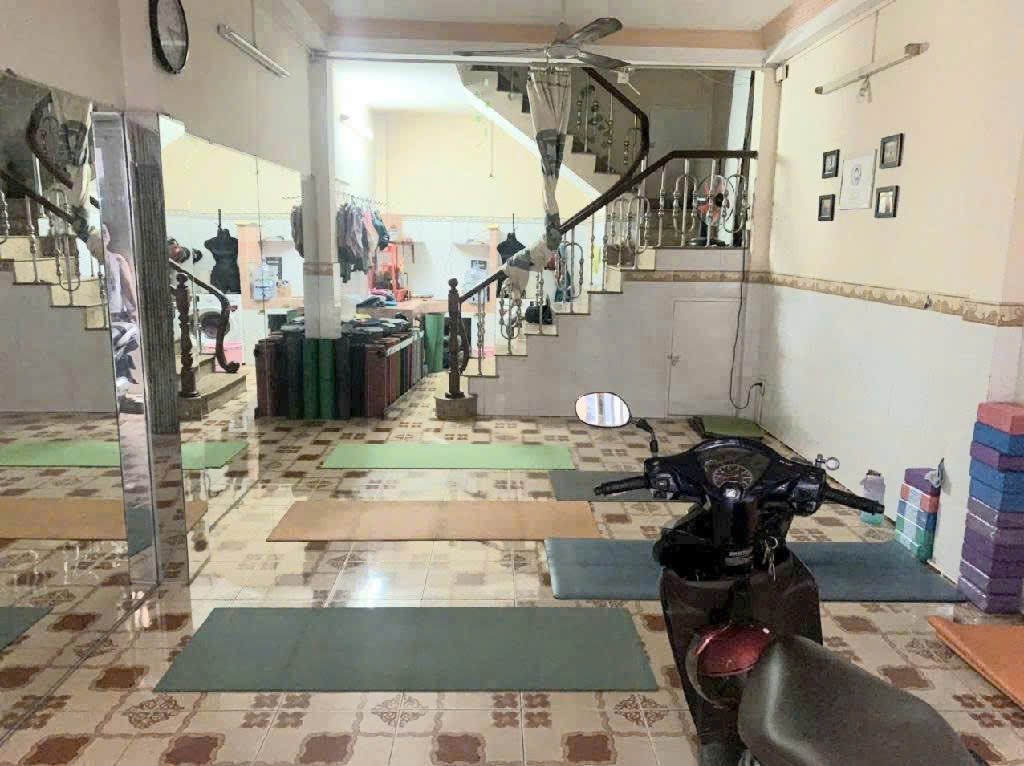Bán nhà mặt tiền kinh doanh đường số Khánh hội 

Vĩnh hội Q4 cạnh Q1 Q2 

Diện tích Ngang 4 dài 10 

có 9đ