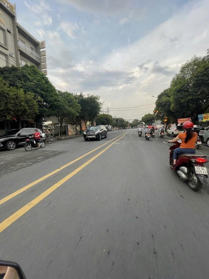 Bán nhà Mặt tiền Chế Lan Viên - ngay D9. 4,3x20m, 3 Tầng, Sổ A4, 5PN, hạ còn 13,5 Tỷ.
