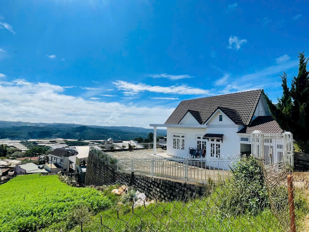 SIÊU PHẨM BIỆT THỰ SÂN VƯỜN SĂN MÂY – VIEW ĐỒI NÚI RỪNG THÔNG TUYỆT ĐẸP GIÁ 9 TỶ