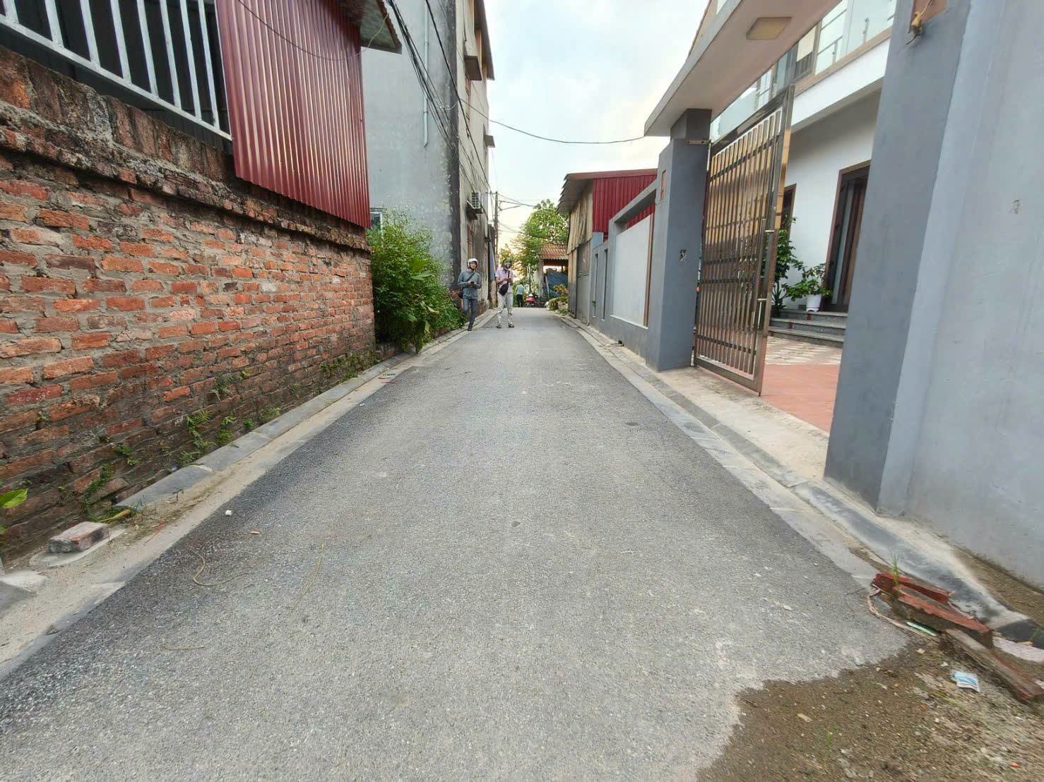 Không muốn bán nhưng cần ra gấp.
Bán đất tặng nhà 2T, 160m2, mt7m, 6.x tỷ. Xuân Nộn, Đông Anh, ô tô.