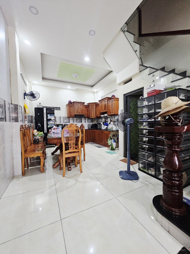 Bán nhà đường số 2, Trường Thọ, Thủ Đức, TP HCM. DT 50m2, 3 tầng, sổ hồng riêng. Giá 6,85 tỷ.