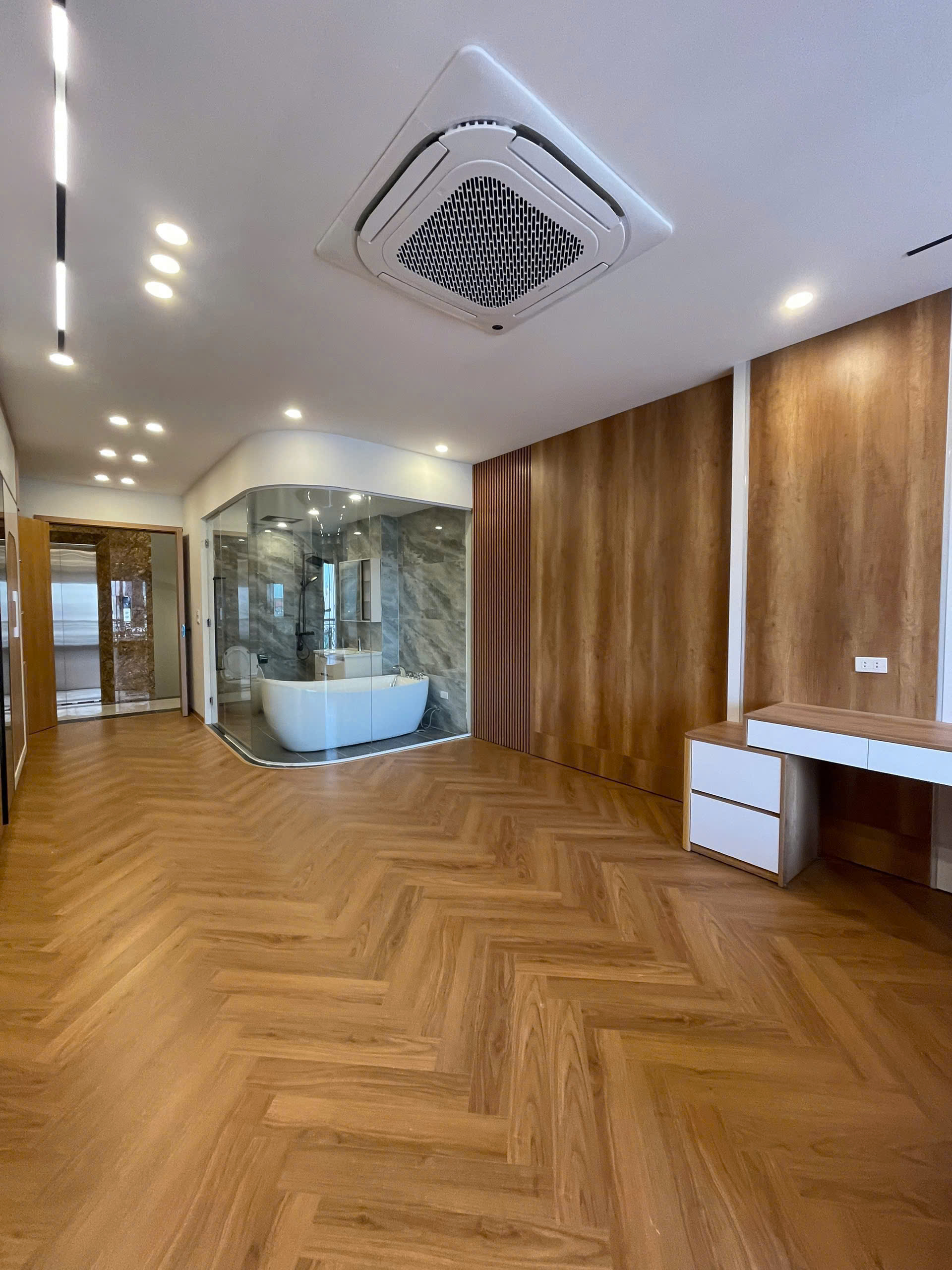 Bán nhà vị trí đắc địa đường Nguyễn Thời Trung - Long Biên.