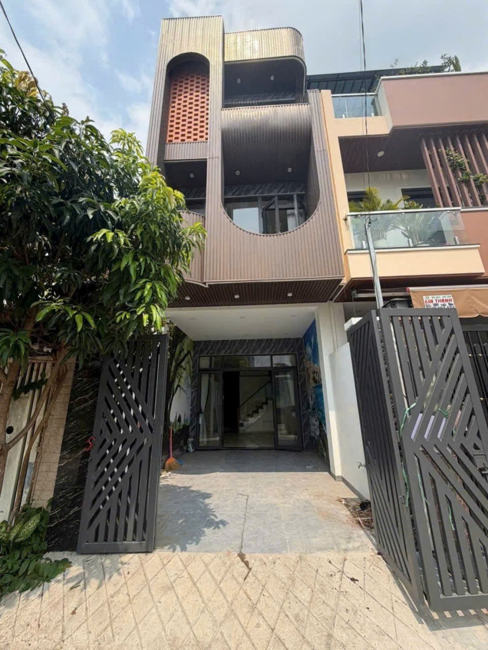 Nhà mới 3 tầng cạnh Vinhome Grand Park. 69.3m2 chỉ 4.950. LH Hân 0347167886