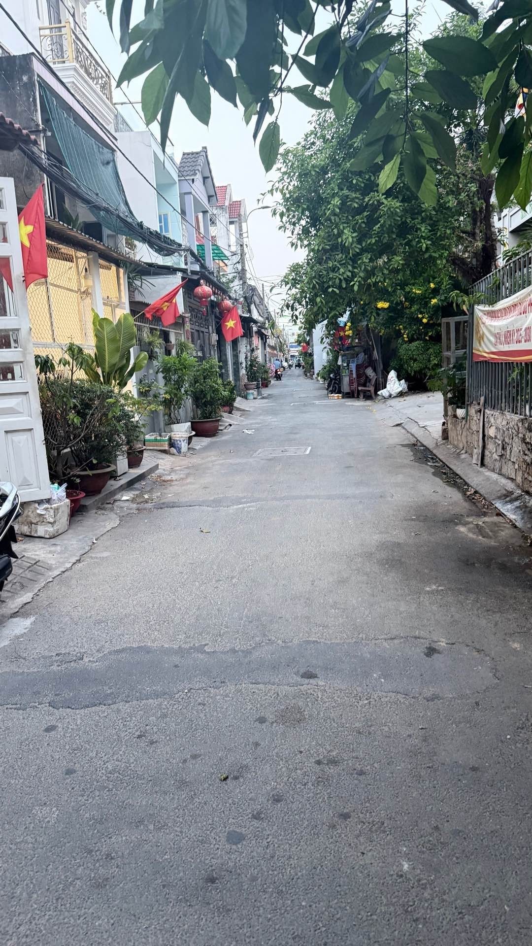 NHÀ ĐẸP BÌNH TÂN - GIÁP QUẬN 6- HẺM 4M - SỔ HỒNG RIÊNG  - 3,TỶ NHỈNH