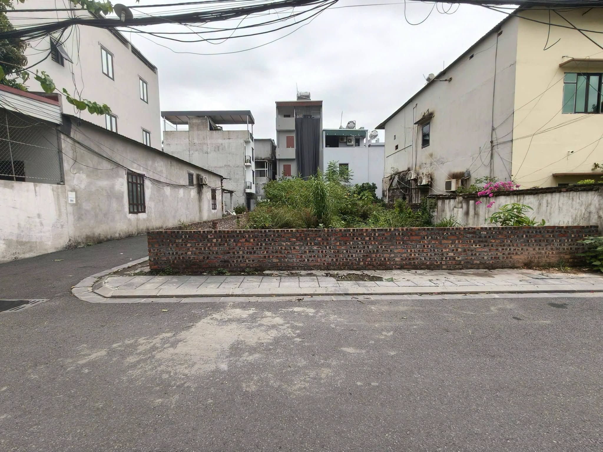 Bác nào tìm đất nhiều vườn ít thổ.
207m2, mt11m, 13.x tỷ, TT Đông Anh.