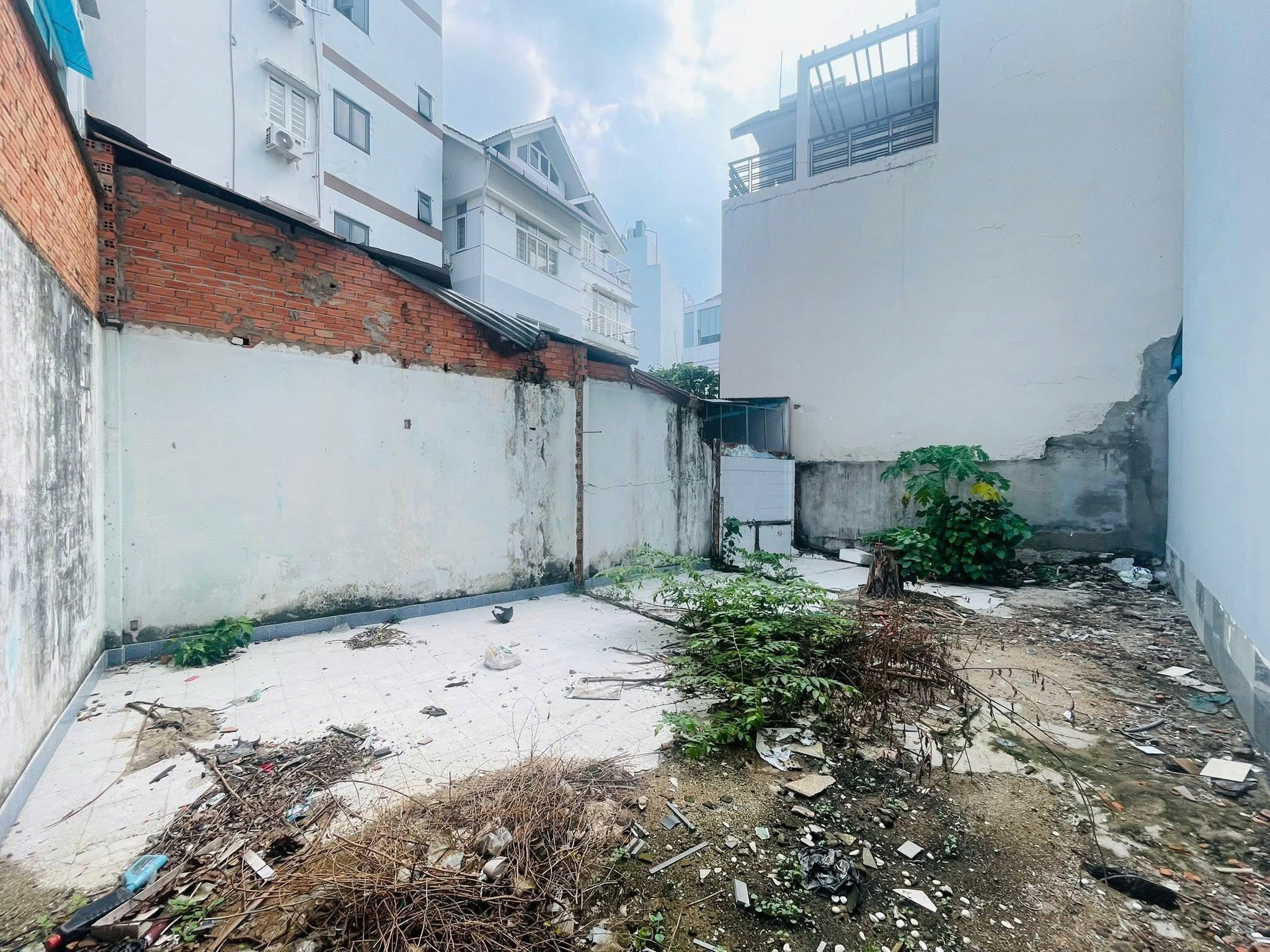 Bán Đất  mặt tiền Lê Trực - ngay Lê Quang Định, ( 1,6/6x30m), DTCN 96m2, tiện xây, 9,8 Tỷ.
