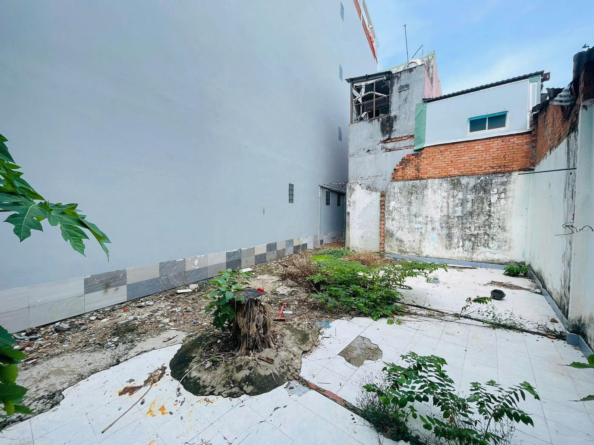 Bán Đất  mặt tiền Lê Trực - ngay Lê Quang Định, ( 1,6/6x30m), DTCN 96m2, tiện xây, 9,8 Tỷ.