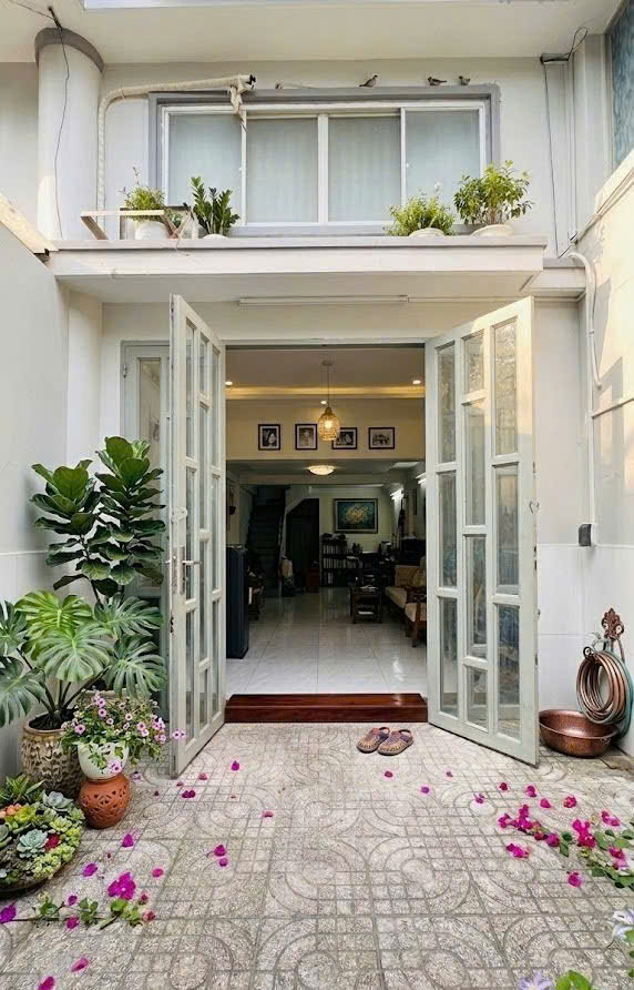 Bán nhà Lạc Long Quân, QUẬN TÂN BÌNH, 3.8 x 12.5m (47 m2) vuông vức, giá 6.99 tỷ