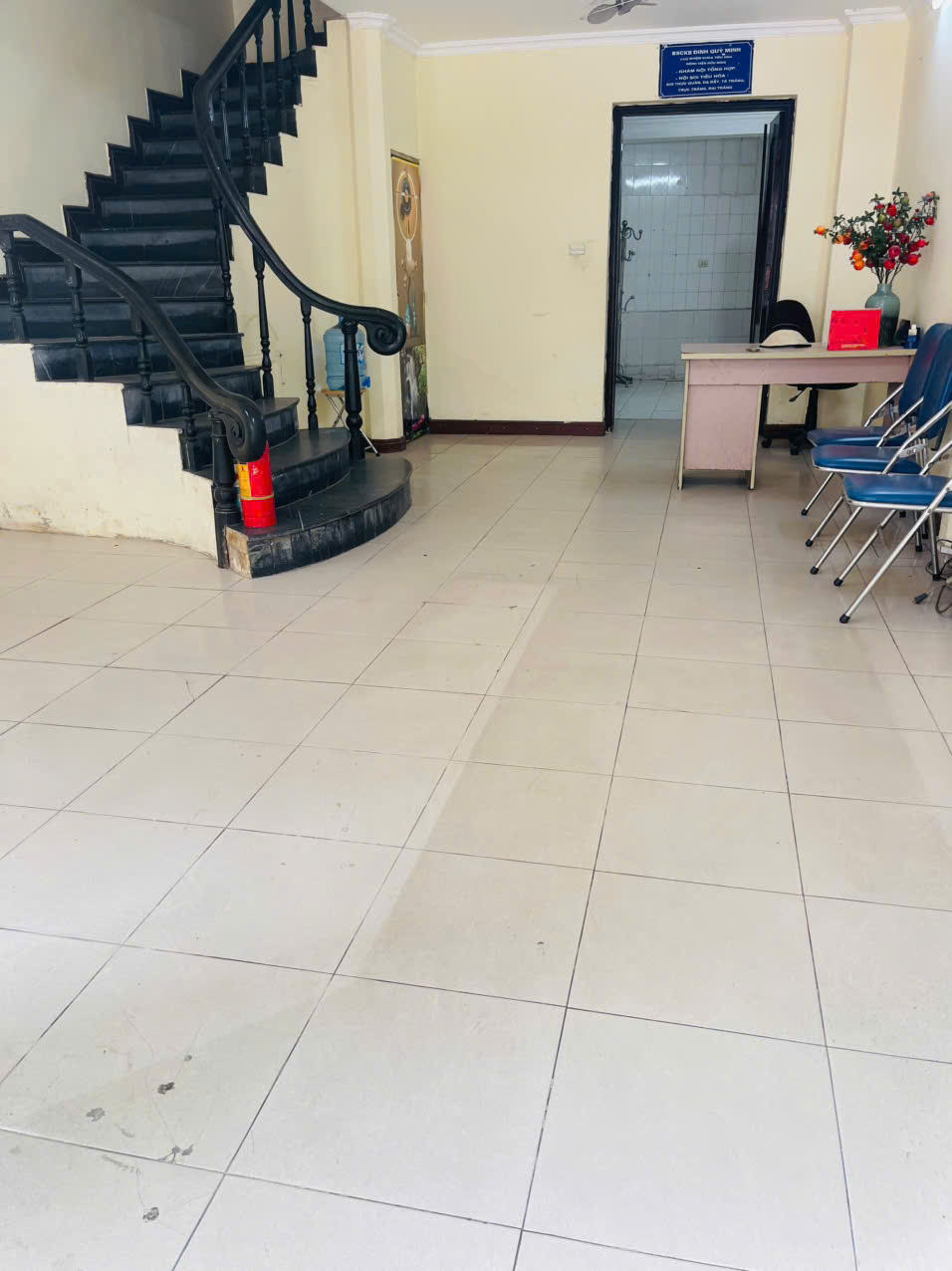 Cho thuê nhà 5 tầng, 10 phòng, vệ sinh khép kín,  vị trí đẹp mặt tiền rộng phố Đội Cấn