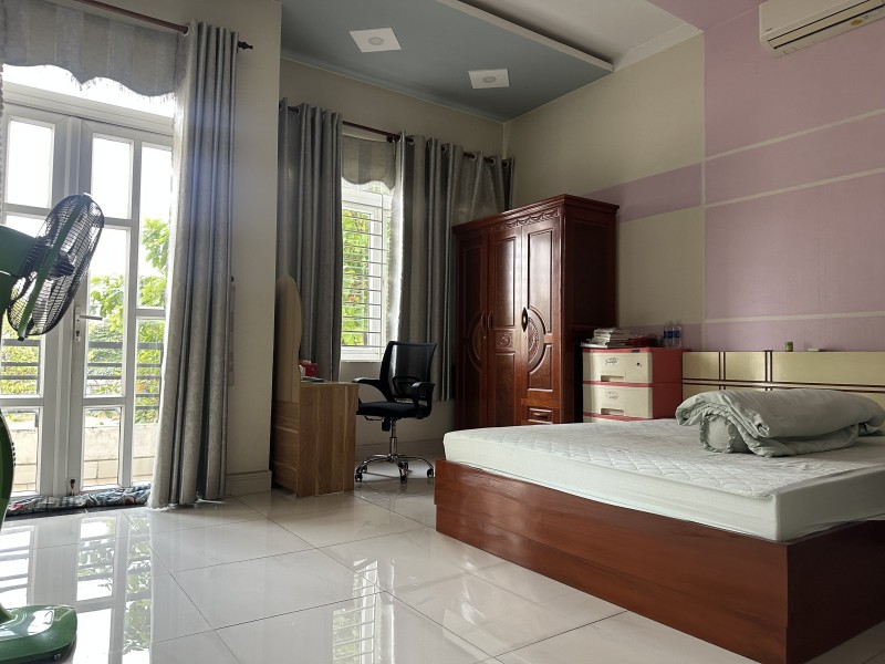 Bán Nhà 3 Tầng,đường 32m kế Vincom Dĩ An,SHR,ngay ngã tư 550