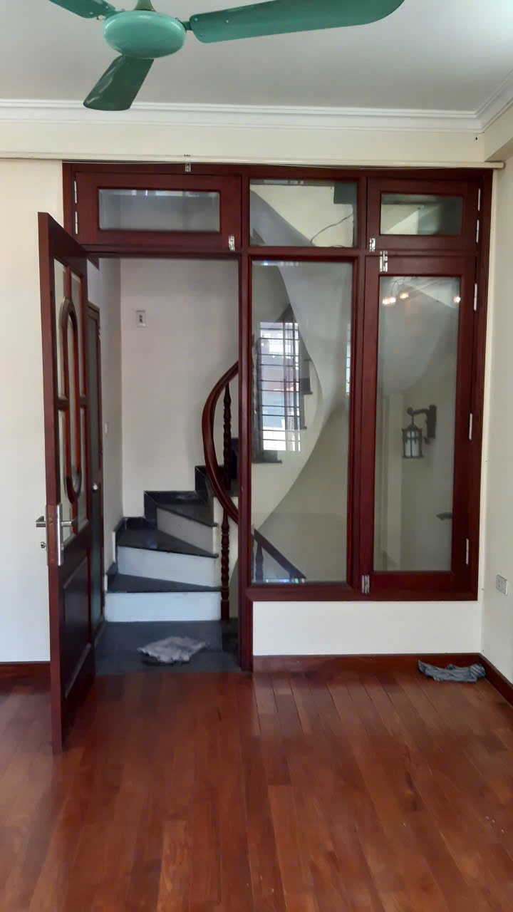 BÁN HOẶC CHO THUÊ NHÀ 5 TẦNG 1 TUM MẶT PHỐ QUÁN THÁNH – BA ĐÌNH, HÀ NỘI