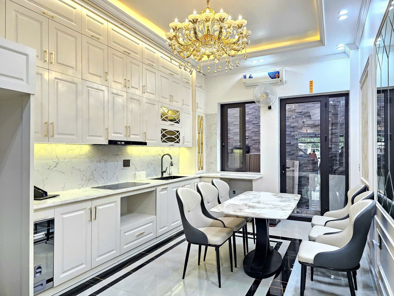 NHÀ ĐẸP MẶT ĐƯỜNG KHÚC HẠO – VỊ TRÍ KINH DOANH ĐẮC ĐỊA

Diện tích: 82m² x 4 tầng