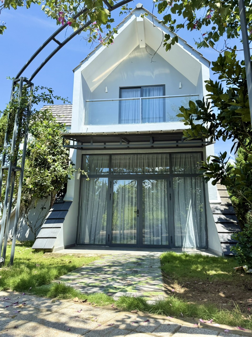 Bán căn villa nghỉ dưỡng mới xậy trung tâm mới TP Bảo Lộc. Có hồ bơi, nhà hàng, quán cafe .