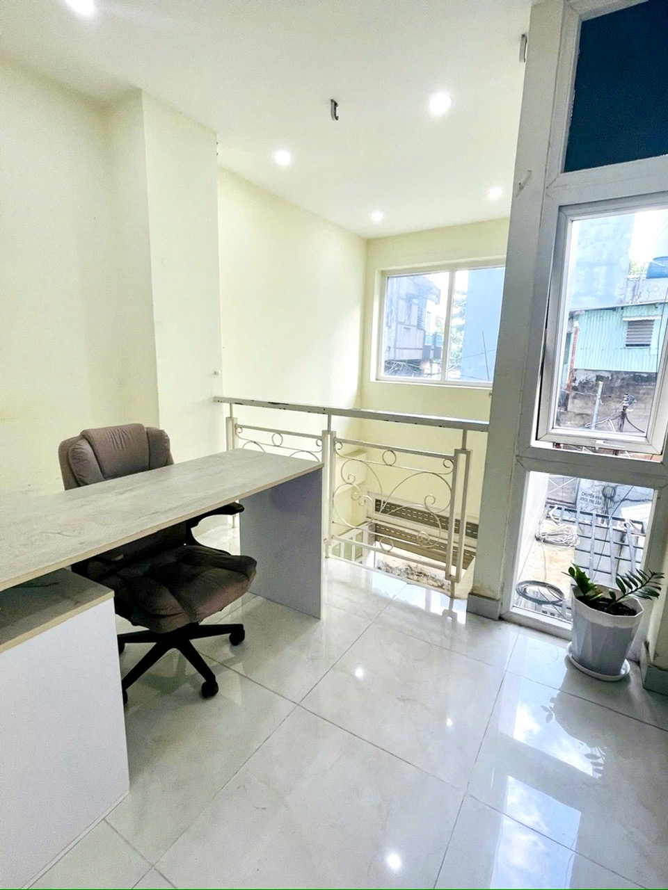 NHÀ ĐẸP KẾ NGAY MT TÔN THẤT THUYÊT- 4 TẦNG- XE HƠI ĐẬU CỬA- GIAO THƯƠNG BẾN VÂN ĐỒN VÀ NGUYỄN THẦN HIẾN- QUA HOÀNG DIỆU- KHÁNH HỘI - NGUYỄN TẤT THÀNH.