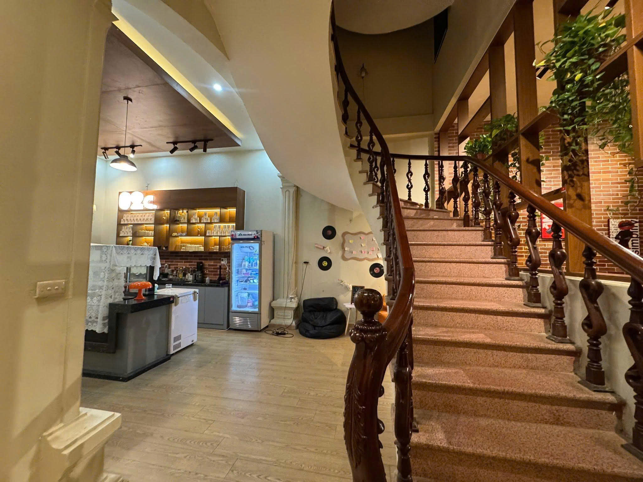 Vì ở xa k quản lý được nên mình cần sang nhượng quán cafe này Giá khởi nghiệp chỉ 2xxtr có thể làm chủ quán cafe rồi