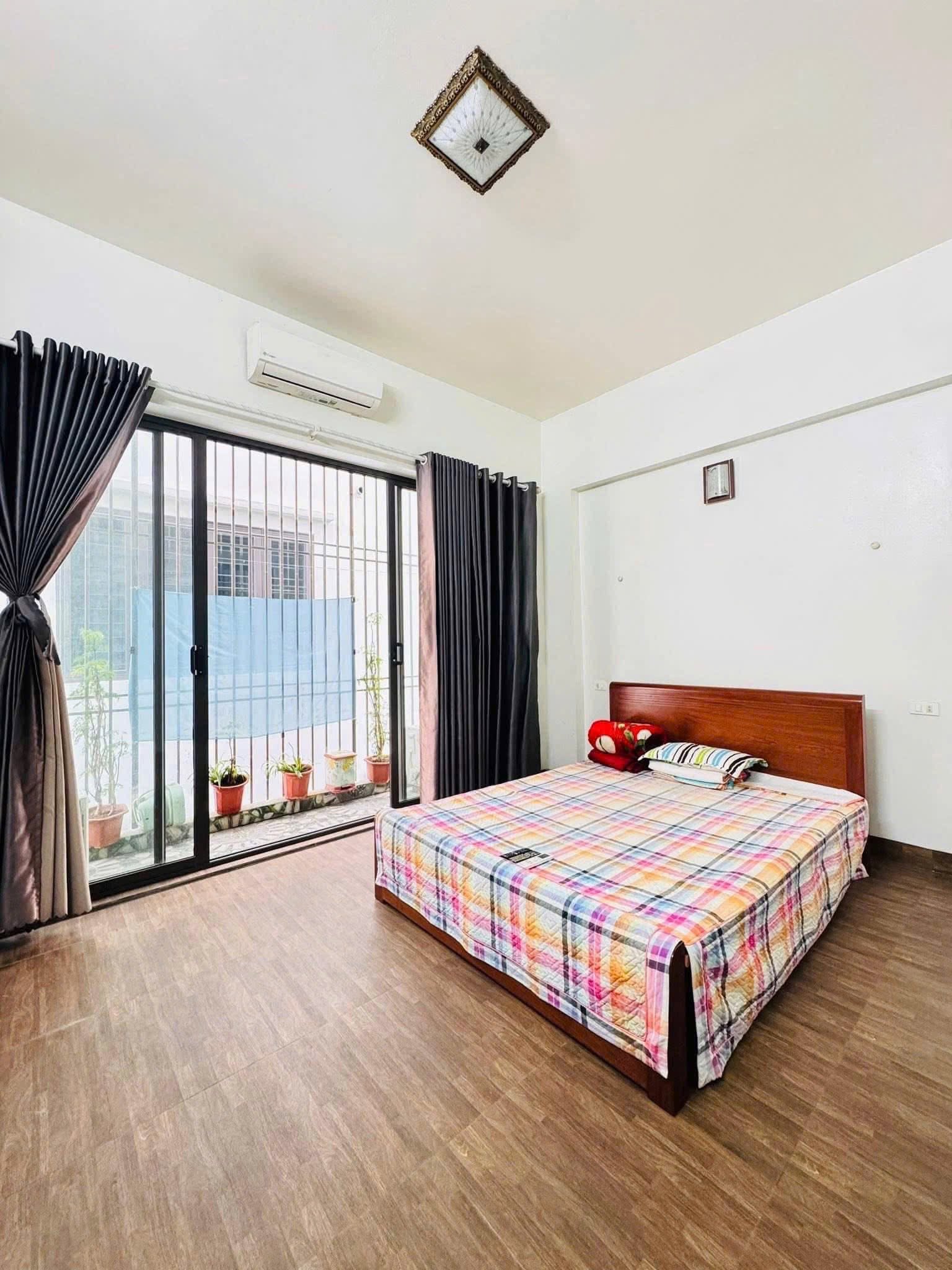 Bán nhà 4 tầng mặt phố Phùng Chí Kiên, ph Tân Bình, TP HD, 75m2, mt 5m, 4 ngủ, vị trí đẹp chỉ 6.x t