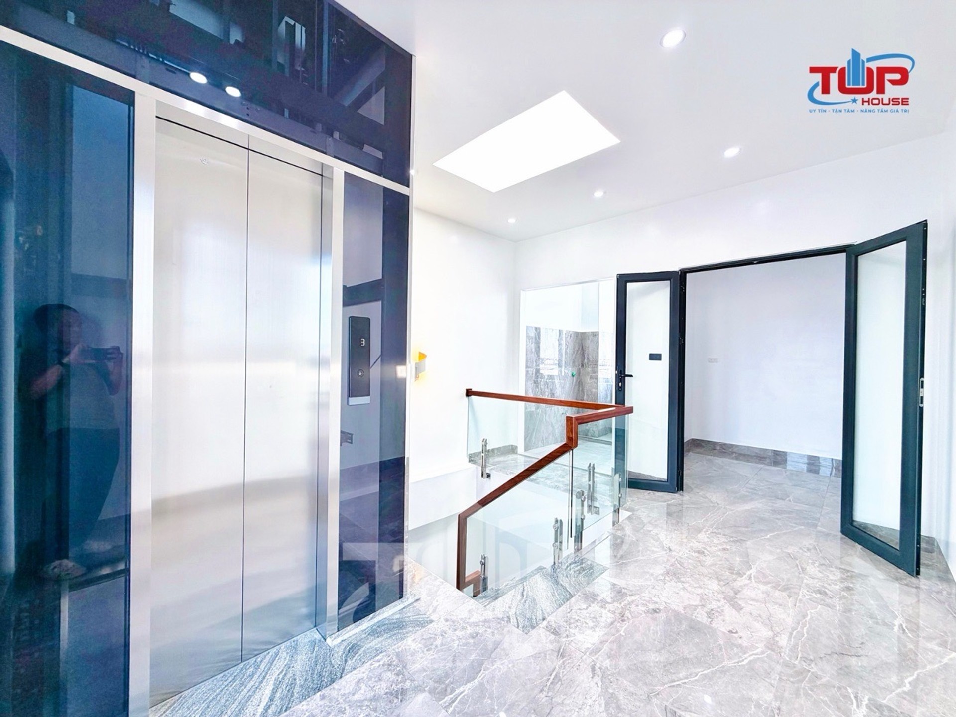 Nhà mới mặt đường Đằng Hải - Tuyến 3 Lê Hồng Phong, lô góc 2 mặt thoáng, có thang máy kính