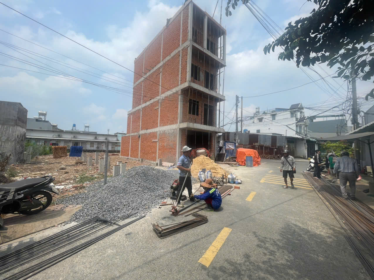 BÁN 2 LÔ ĐẤT MẶT TIỀN ĐƯỜNG NHỰA 12M TẶNG 2 MÓNG 4 TẤM CÓ SẴN