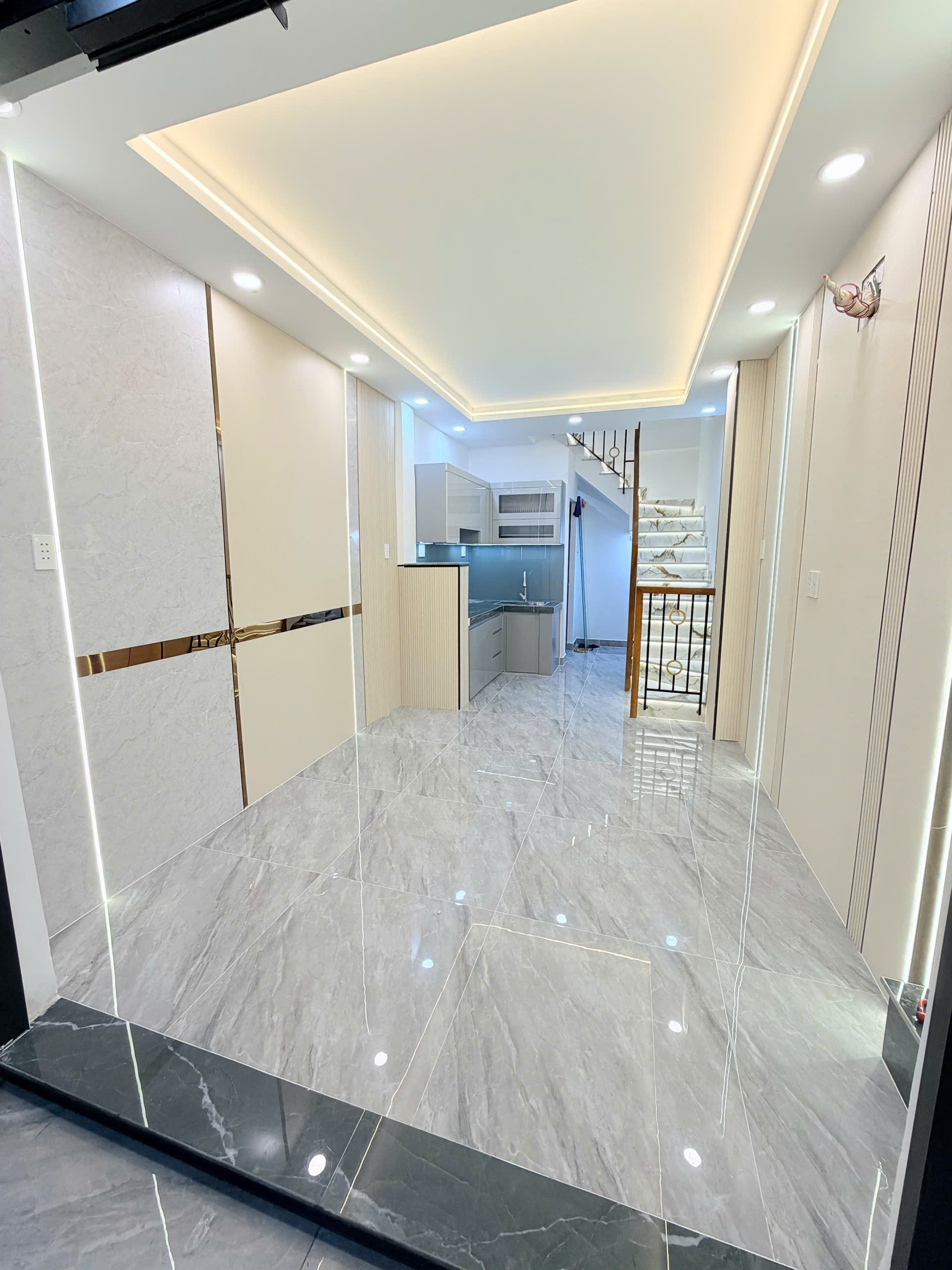 BÁN NHÀ sát mặt tiền Hoàng Diệu Q4
XÂY MỚI ĐÚC BÊ TÔNG 4 TẤM-4