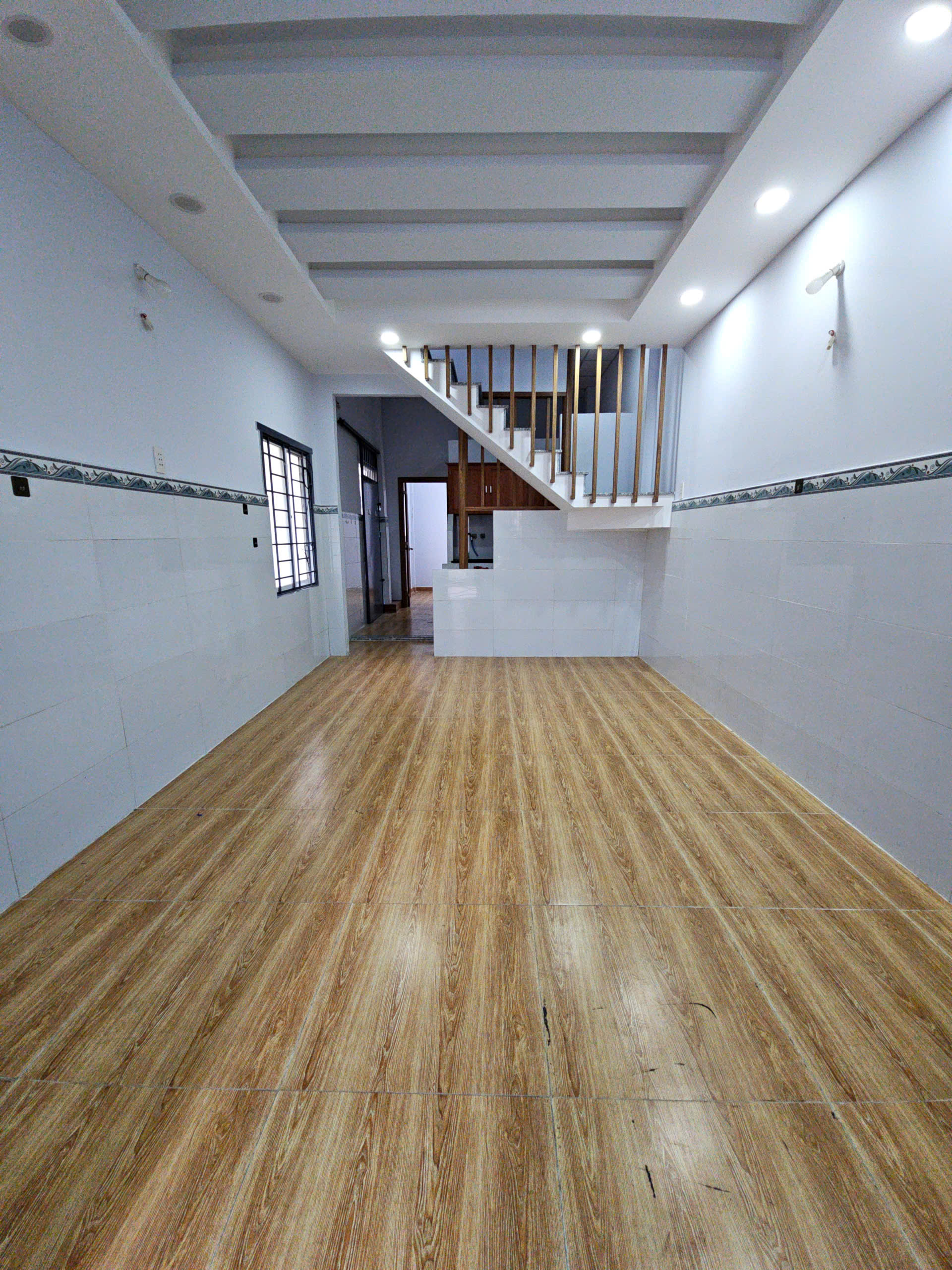 Bán nhà sát mặt tiền đại lộ khánh hội Q4 kế Q1 

Ngang 3.3 dài 13 nở 4.2 ...